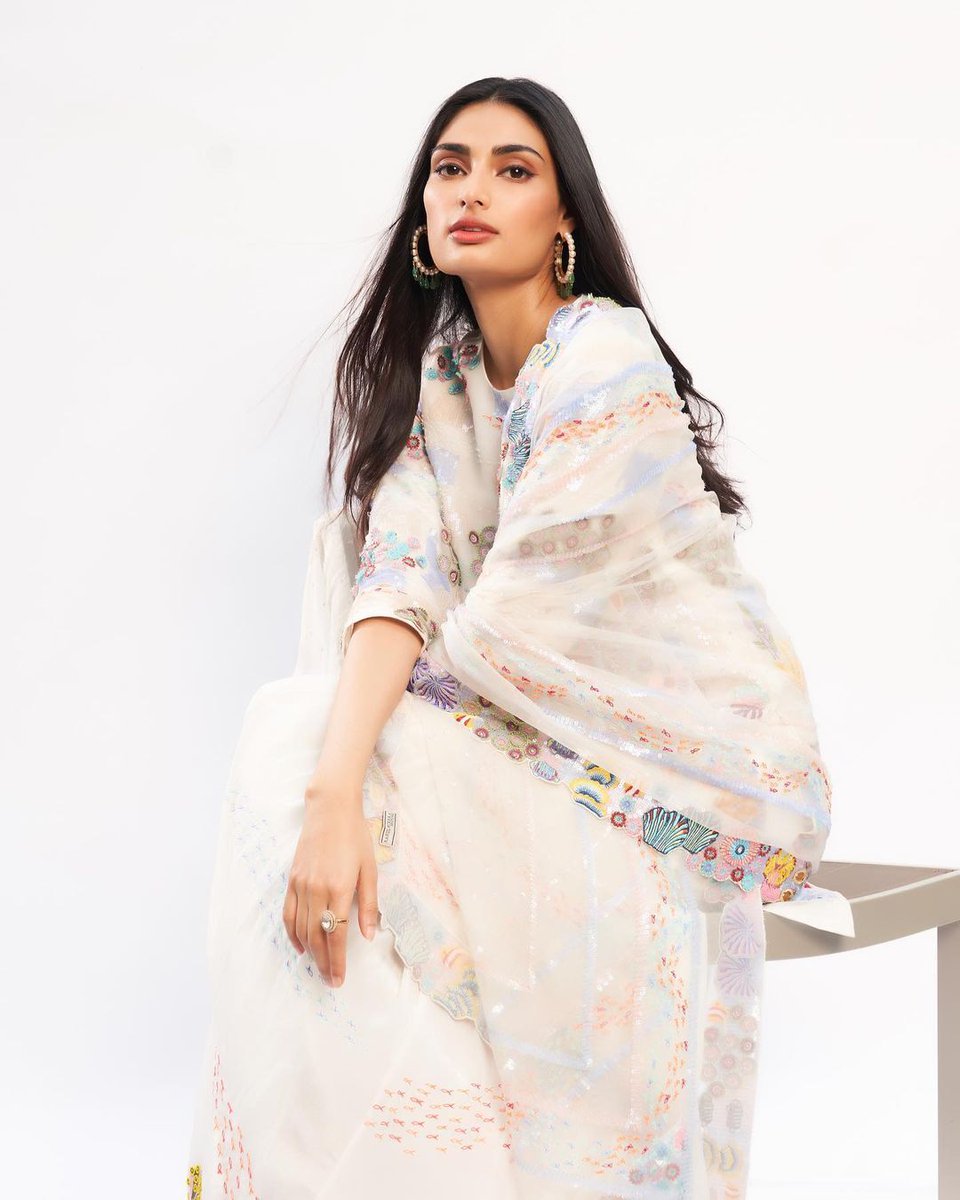 Slaying in ethnic wear 🥰🥰
<a href="/theathiyashetty/">Athiya Shetty</a> #athiyashetty 💕
#bollywood 🥰