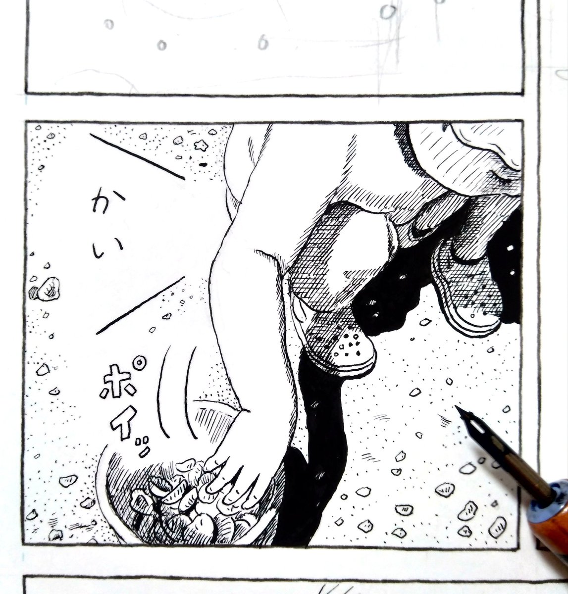 漫画、少しずつ描いてます。貝を拾うコマ。 