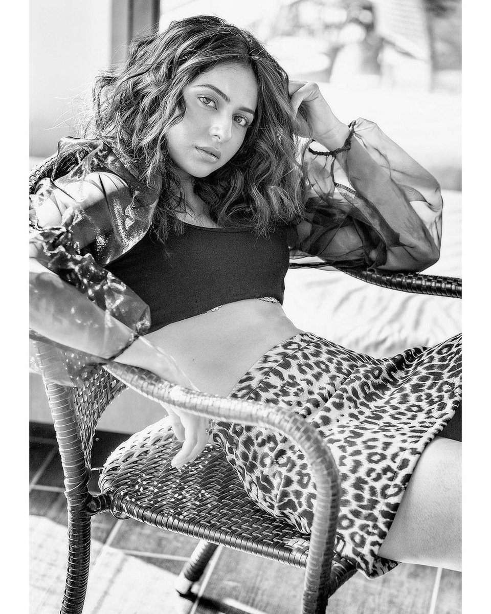 #RakulPreetSingh shared monochrome photo.
@Rakulpreet #Bollywood #Hot #BlackAndWhite #Quarantine #Actress
#Monochrome #Actor #BollywoodActor
#Fasion #BollywoodFashion #Mask
Follow @BollywoodKnocks for more updates.!! https://t.co/ttmRnt5yj8