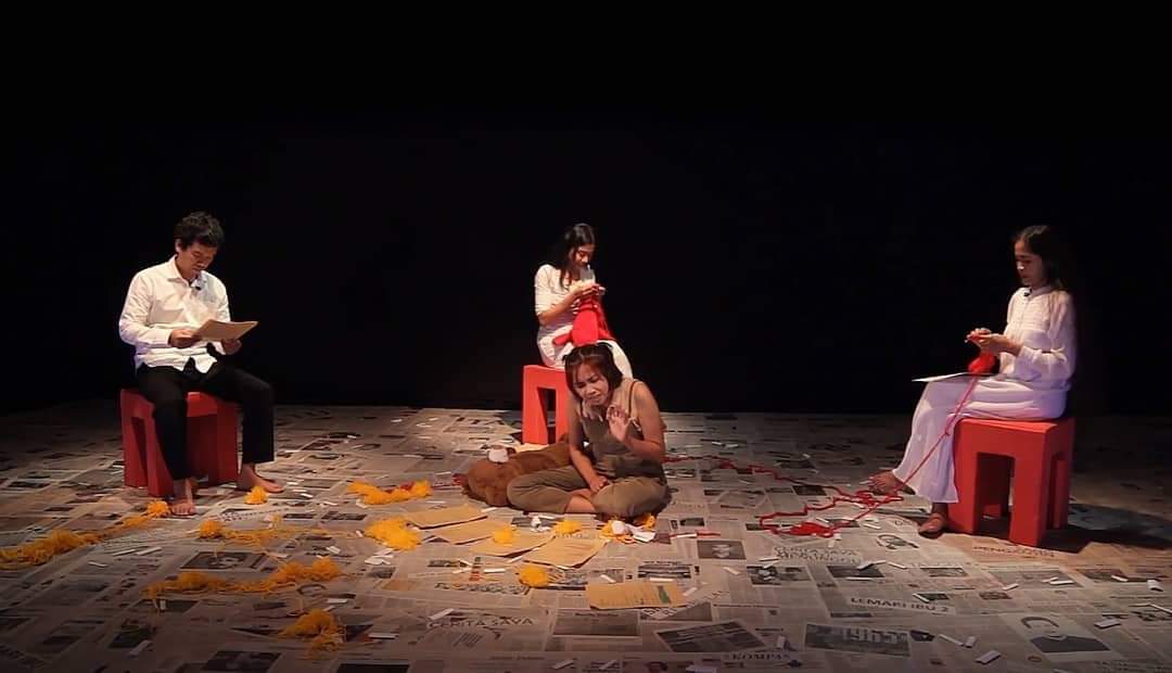 FaizaMardz's tweet photo. Mulai jam 7 malam ini teater film 'WAKTU TANPA BUKU' kisah-kisah tentang memori para penyintas. Para korban kediktatoran. Kali ini garapan sutradara Heliana Sinaga @mainteater  Bandung.Yg sudah punya tiket siap-siap 🥰 Yang belum, bisa pesan ke https://t.co/mxU351axqB https://t.co/edRMtWuKzY