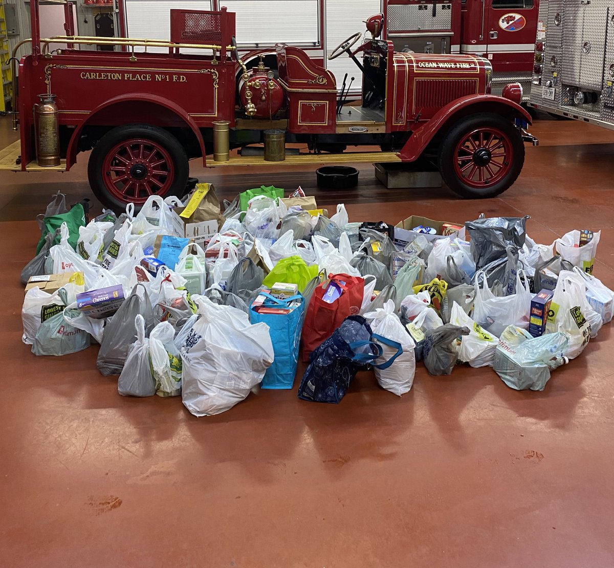 ChiefMeunier's tweet photo. Great turnout tonight for the first Santa Sleighbells Stroll  in @Carleton_Place. Thank you so much for the generous donations,  see you all again tomorrow on a different route @OceanWaveFire @OPP_ER https://t.co/OmgKCQJfDF