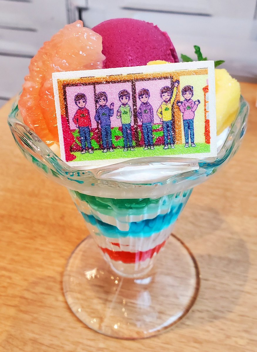 かもめ コラボカフェ本舗 おそ松 新おそ松レインボーパフェ 苺 パイン ライムのゼリーを生クリームでサンド その上に葡萄シャーベットとパイナップル ピンクグレープフルーツがトッピングされた6色のパフェ 意外と甘くなくて食べやすいが この