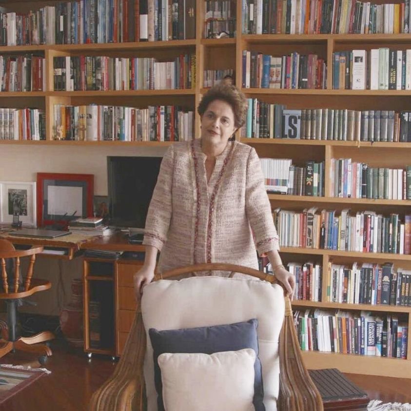 O olhar de quem aguentou 22 dias de tortura e a mais violenta campanha de difamação de que se tem notícias. Não consigo ter pena de quem a botou na via crucis em 64 e repetiu o erro em 16. Faz 73 anos de dignidade daqui 10 dias. Segue valente, segue de pé. 🌟