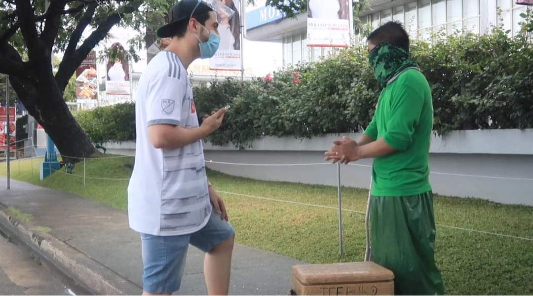 TheHungrySyrian's tweet image. Helping ONE LEGGED "Icecream Vendor" I'll Pay YOUR RENT &amp;amp; BUY Anything You Sell 🙏🇵🇭

👇👇👇youtu.be/dAKR7ToJgFk

#GoodMorningMgaTao
#SupportLocalVendors