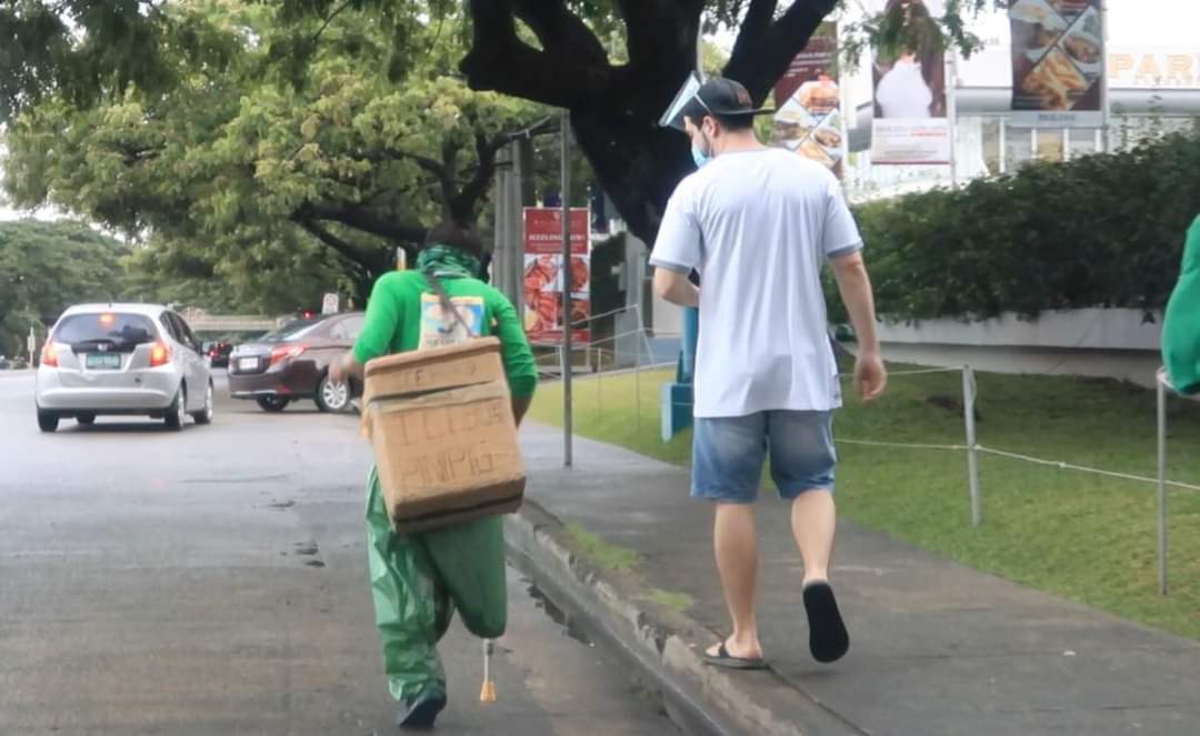 TheHungrySyrian's tweet image. Helping ONE LEGGED "Icecream Vendor" I'll Pay YOUR RENT &amp;amp; BUY Anything You Sell 🙏🇵🇭

👇👇👇youtu.be/dAKR7ToJgFk

#GoodMorningMgaTao
#SupportLocalVendors