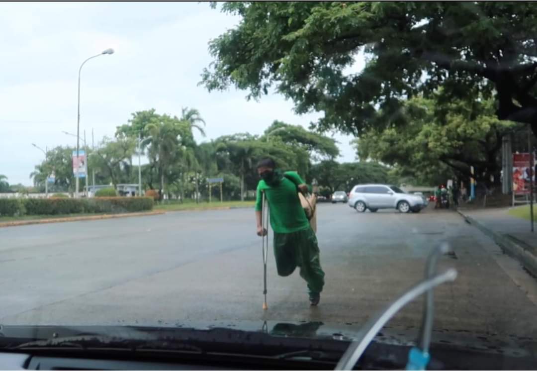 TheHungrySyrian's tweet image. Helping ONE LEGGED "Icecream Vendor" I'll Pay YOUR RENT &amp;amp; BUY Anything You Sell 🙏🇵🇭

👇👇👇youtu.be/dAKR7ToJgFk

#GoodMorningMgaTao
#SupportLocalVendors