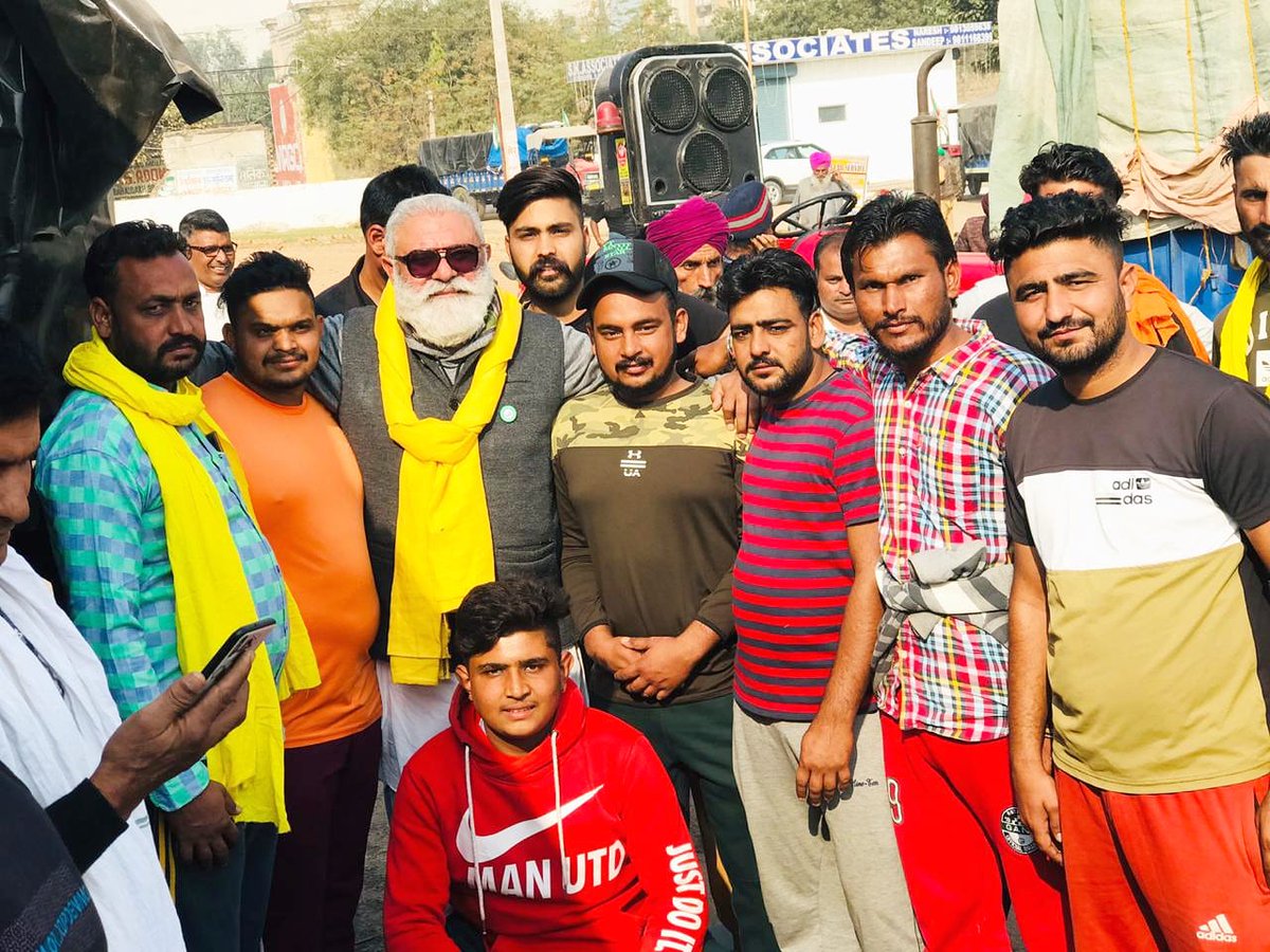 butta_50's tweet photo. ਓਏ ਜੱਟ ਬੰਦੇ ਆਂ .......!
#TakeBackFarmersBil
#FarmersAbovePolitics https://t.co/bgId6vm8BO