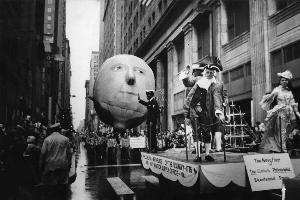 6/ In 1920 the first department store-sponsored Thanksgiving Day Parade took place in Philly Not long after, department stores across the country started hosting their own parades The most famous, Macy's in NYC, started in 1924