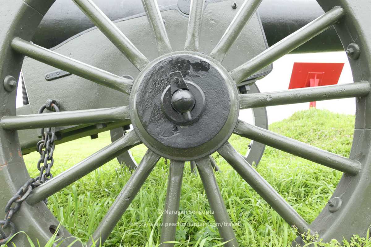 13/  #ACW  #CivilWar  #USCivilWar - Fort Hill,  #Vicksburg. These cannons sit atop the bluffs further protected by earthworks. They must have been practically invulnerable to naval fire.  #ArtilleryTwitter  #artillery