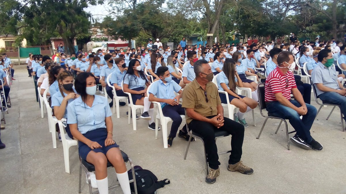 BatistaDelver's tweet photo. #EducaciónHolguín.Rumbo al 6 de diciembre y más allá echó a andar la Federación de Estudiantes de la Enseñanza Media (FEEM), que cumplirá ese día medio siglo de vida inquieta y fecundo quehacer, siempre cuesta arriba.@elsa_ena @DarvelisCarrac3 https://t.co/0hvda4Kw6m