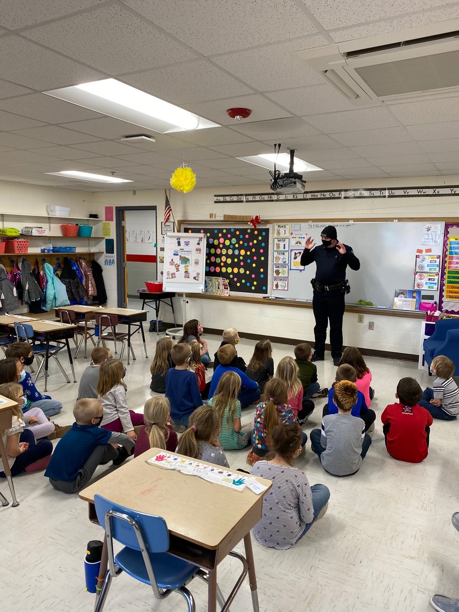 CrystalH_1st's tweet photo. BIG thank you to Tyler Wells for coming in and sharing about what police officers to to help our community with the first graders today!! @PHSPiratePride https://t.co/fkjpeTlpRb