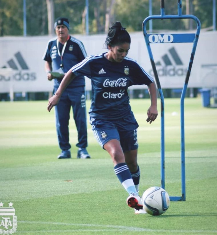 LaSolapaOk's tweet photo. #Entrerrianas #SeleccionArgentina 🇦🇷
GAITÁN DE SELECCIÓN
Mariana Gaitán vuelve a ser convocada al seleccionado argentino 👏
La delantera oriunda de Villaguay se sumará al equipo dirigido por Carlos Bórrelo el próximo 9 de diciembre en el predio de Ezeiza. https://t.co/r75iZkUNwZ
