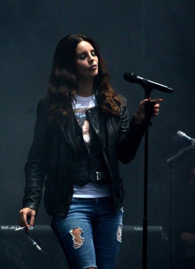  lana del rey and her favourite clothes a thread