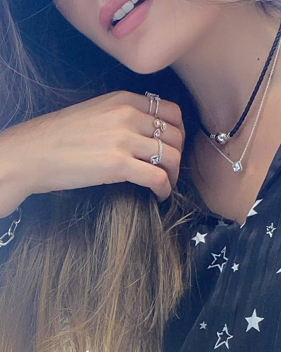 canadaximena's tweet photo. from IG de @ximenaNR Enamorada totalmente de la nueva colección @theofficialpandora inspirada en estrellas !!!! Amo con locura las piezas tan lindas que Pandora tiene para esta navidad ⭐️ te gusta mi look inspirado en estrellas ? #SomethingAboutYou #PandoraMx https://t.co/3PkzZh2wrq
