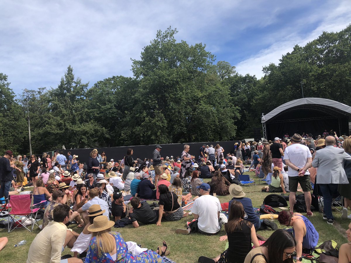 NZRACHEH's tweet photo. How lucky are we to be enjoying ‘Covid world’ NZ style with 000’s enjoying the wine, food and music #hagleypark  #chc ☀️ https://t.co/2pqGH06elQ