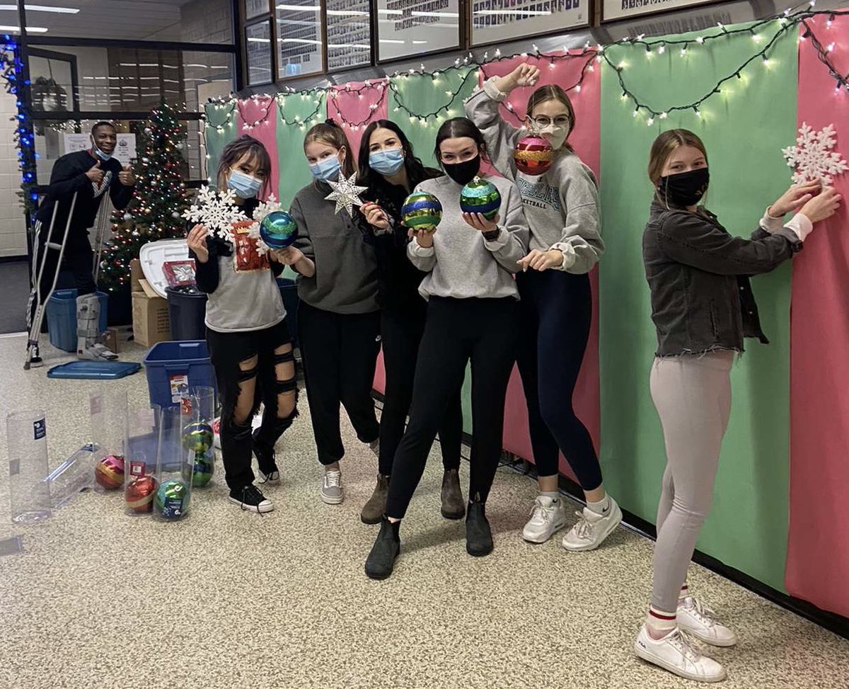 denee_nee's tweet photo. πGetting ready to spread some holiday cheer! #betternotpout #thistookallday #dptoddleadership @dptstrojans https://t.co/5dMMHYs7Rj