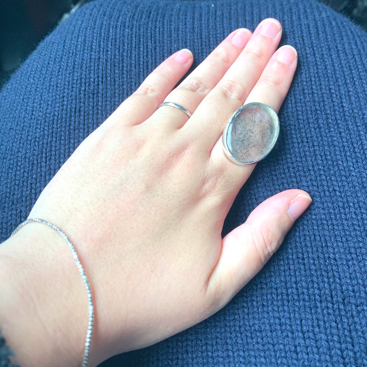 自分の誕生日にひとつずつ買い足している 大きな石の指輪と手が美しい 視界に入る度に元気が出る Togetter