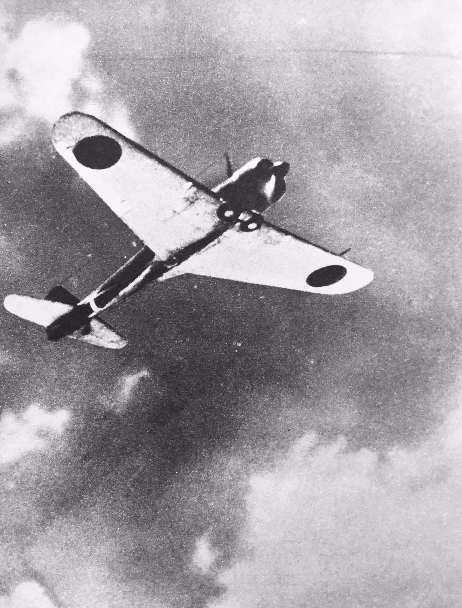 Jullio 伝説の隼搭乗員 ビルマの桃太郎 こと穴吹智曹長の生誕日です 開戦早々12 24の空戦では被弾し脚が出た状態ながら3機のハリケーンを撃墜 翌年10 8には単機でb24爆撃機 P38戦闘機の編隊に挑み B24とp38を2機づつ撃墜の上 更にb24に体当して