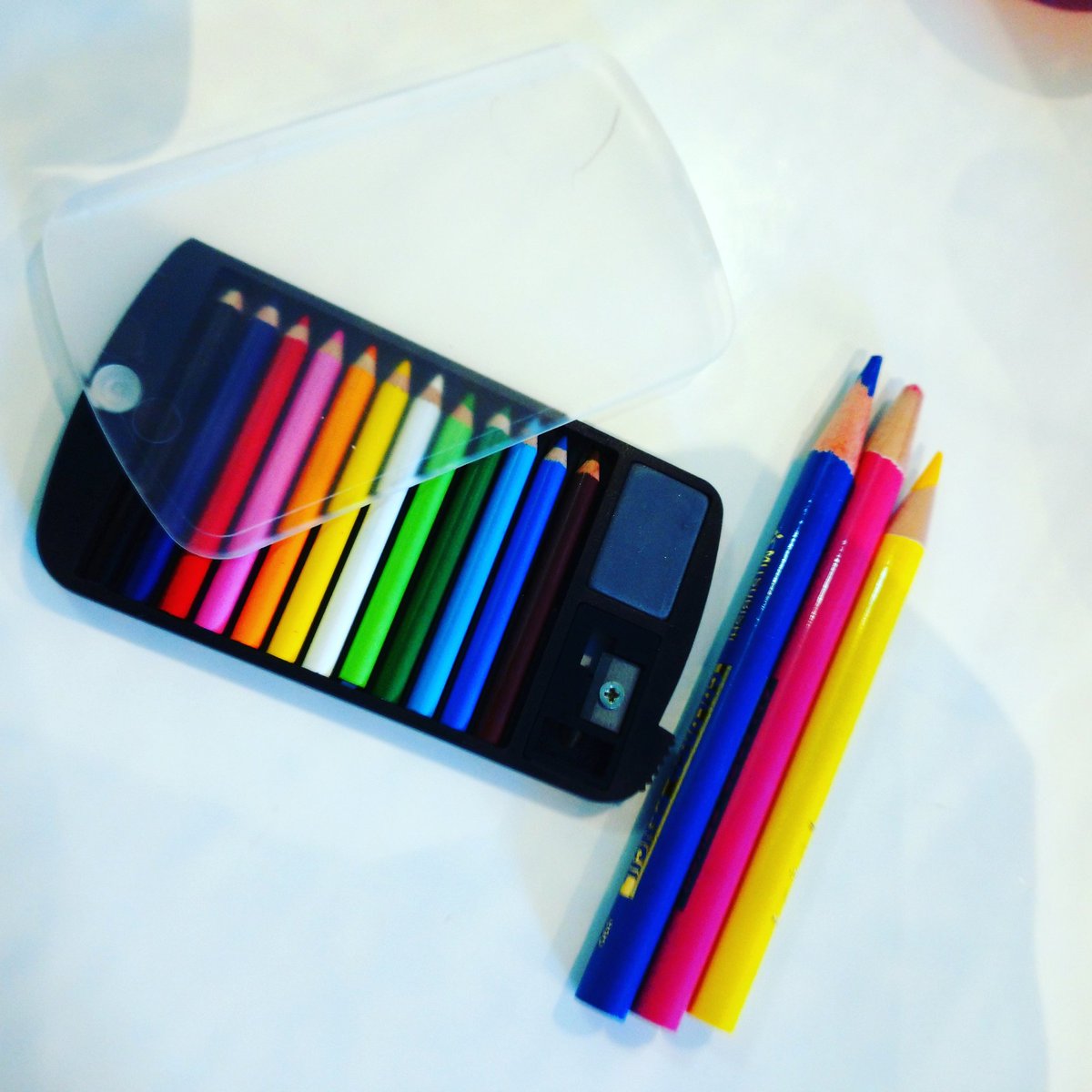 人生ここにあり商店 こんにちは ミニ色鉛筆ですって どれくらいミニサイズなのか伝えるべくノーマルタイプのヴィンテージな色鉛筆と並べて撮影してみました ミニ鉛筆削りとミニ消しゴムにミニ透明ケース付でお値段なんと450円 税 釧路 雑貨屋さん