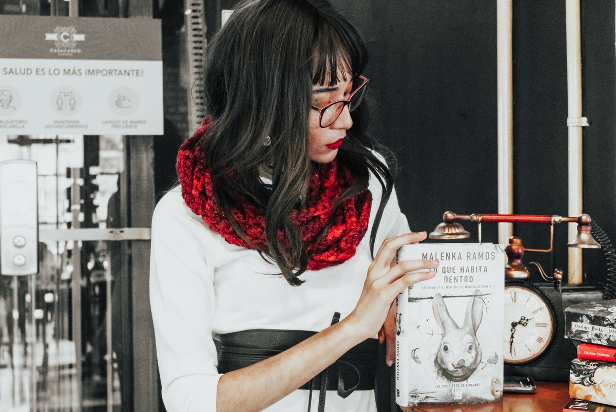 libropolitan's tweet image. Hoy les presento "Lo que habita dentro", de Malenka Ramos, sé que a simple vista parece que leemos la version literaria de la pelicula "It chapter 2"; pero no, al final no lo es. Es puro engaño. Si te gustan las historias de misterio y thriller, esta novela te podría interesar.