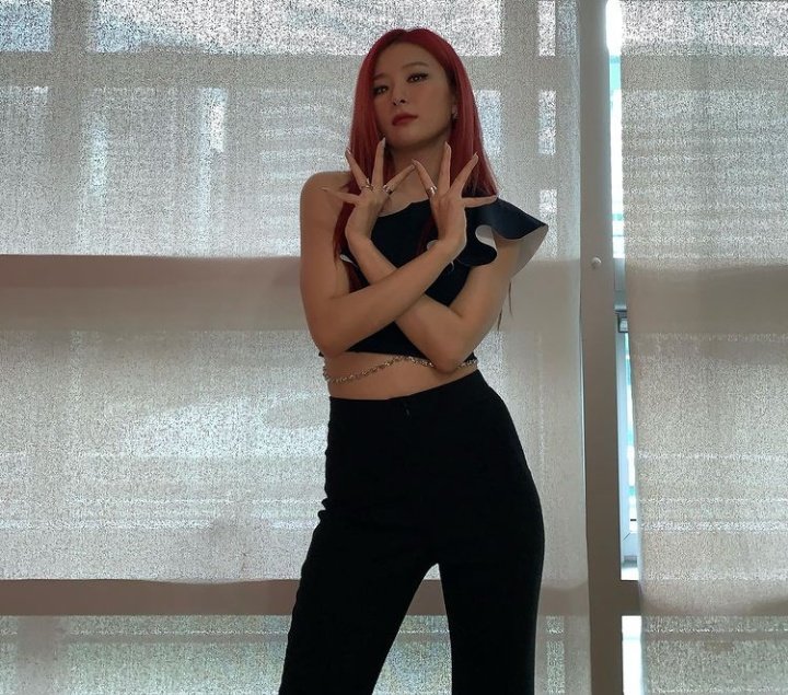 enerjiaaaizer's tweet photo. you have a big crush on red haired seulgi ❤️ https://t.co/KfpeYx58wv