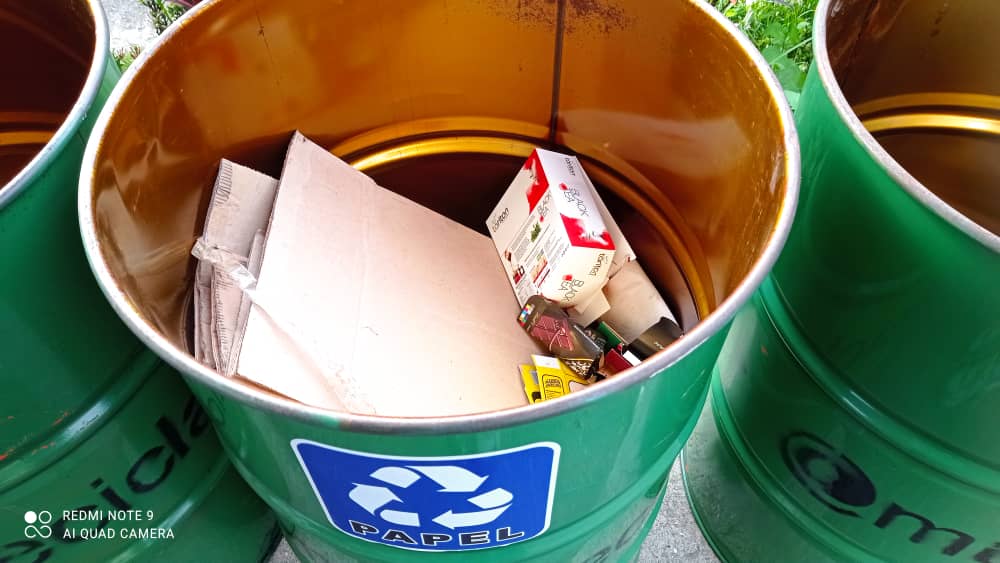 ¿Qué condiciones debe tener el PAPEL y CARTÓN para su posterior proceso de reciclaje?: APLASTA, LIMPIOS, SECOS y LIBRES de grasa.
Periódicos, papel blanco, recibos, revistas, cuadernos, cartones de alimentos, cartón en general, embalaje, folletos, sobres