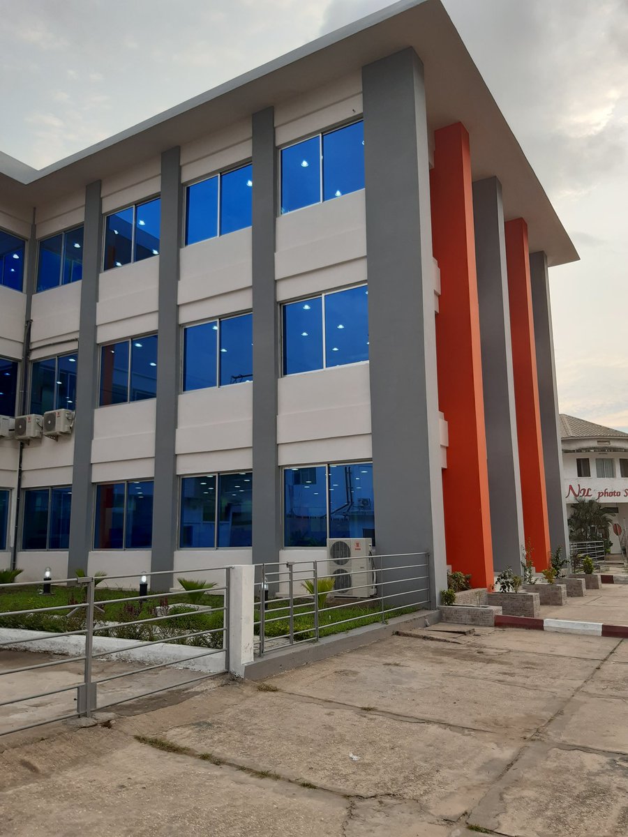 Eyebana's tweet photo. Comme à #Brazzaville, les bureaux de #congo_telecom a Pnr aussi ont fait peau neuve, avec un mobilier encore emballé dans les sachets https://t.co/4MNUJyHkJG