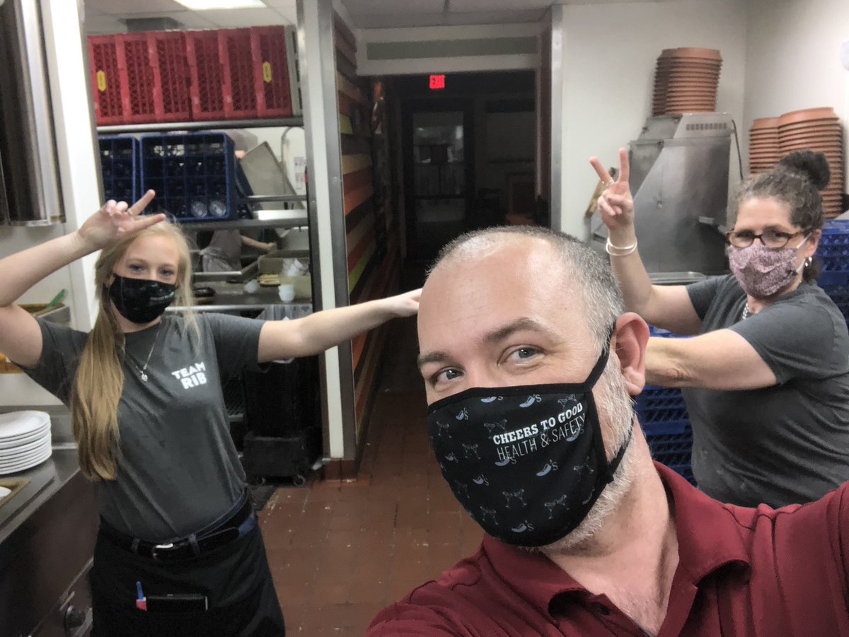 DBell2017's tweet photo. Welcome Brittany to team Market Street!! Heather did an Amazing!! job of training tonight. Helping to make us a stronger team take care of our guest. Rocking a 80% server attentive #growingsunflowers @dylansamuel9310 @swh7668 @CDu_Chilis @AA_M_WHITE https://t.co/cGtWxP1i1J