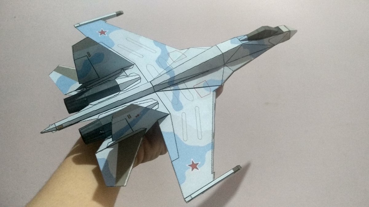 jundahollow's tweet photo. There's more of Su-35S with Sky Camo. #paper #aircraft #paperaircraft #paper_aircraft #paperairplane #paper_airplane #sukhoi #su35 #flanker #russianairforce #chineseairforce https://t.co/05zvbWljX2