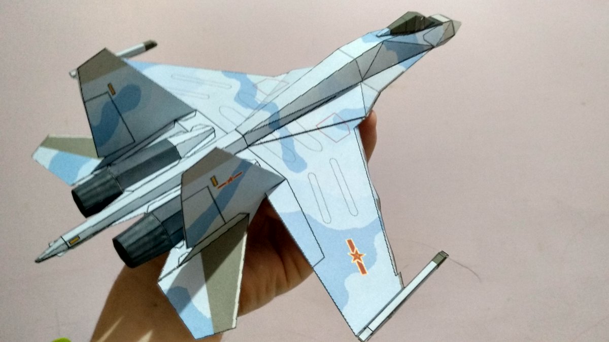 jundahollow's tweet photo. There's more of Su-35S with Sky Camo. #paper #aircraft #paperaircraft #paper_aircraft #paperairplane #paper_airplane #sukhoi #su35 #flanker #russianairforce #chineseairforce https://t.co/05zvbWljX2