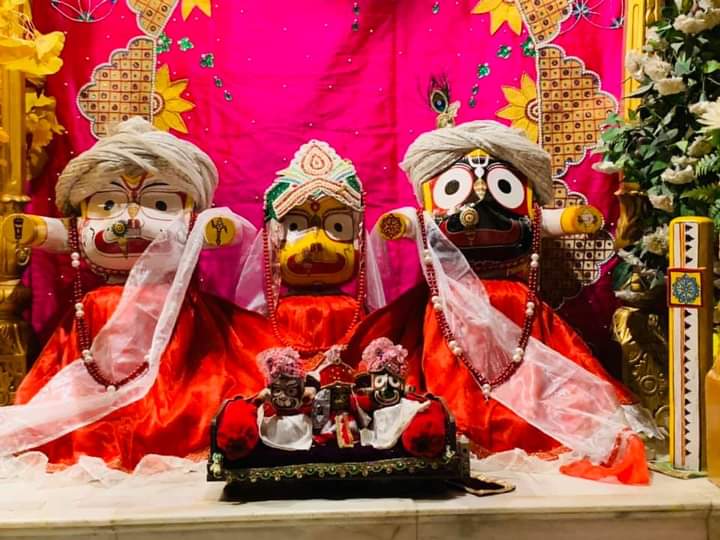 Damodar69884822's tweet photo. Todays Mangal Aarti Darshan of #shrishriradhavrindavanchandra
@ulhasnagar centre
@AnandVrindavan Dham

For more details contact👇
+91-7066727666
+91-9284826810
#radharani #murari #jaijaganath #gaurnitai #jainarsinghdev #shreeradhe #shrimadhusudanbapuji #damodardas #morningdarshan https://t.co/dUVkcflc3y
