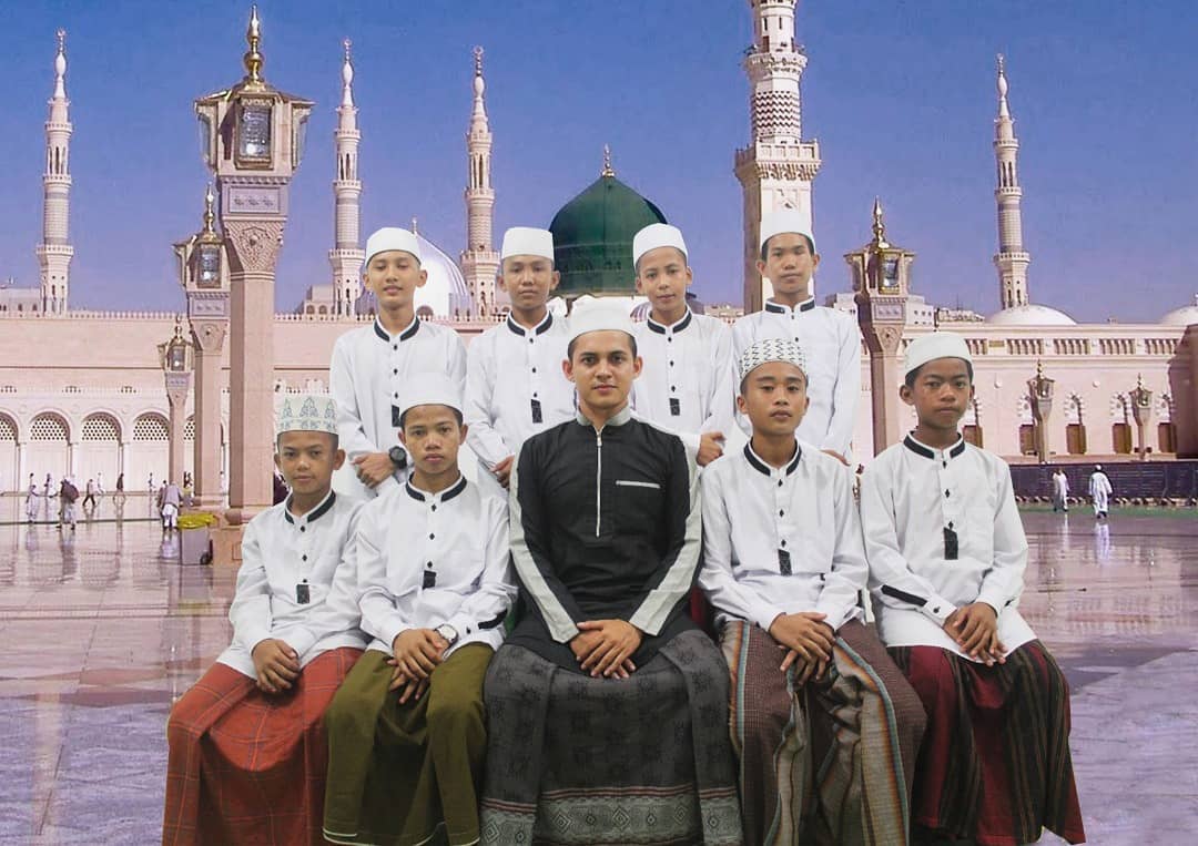 Nabhani Akbar bersama muridnya.