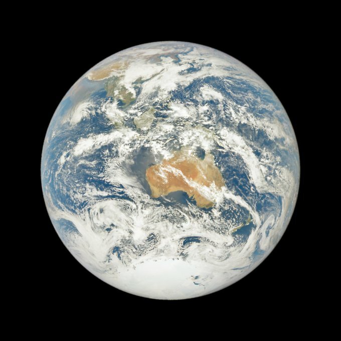 AgamiLight_'s tweet photo. Image de la terre par dscovr_epic : 03:39 on Thursday December 3rd, over Australia https://t.co/nFneOGQB1L (via Twitter https://t.co/jPSC06akYc) https://t.co/BMdISB0mjU