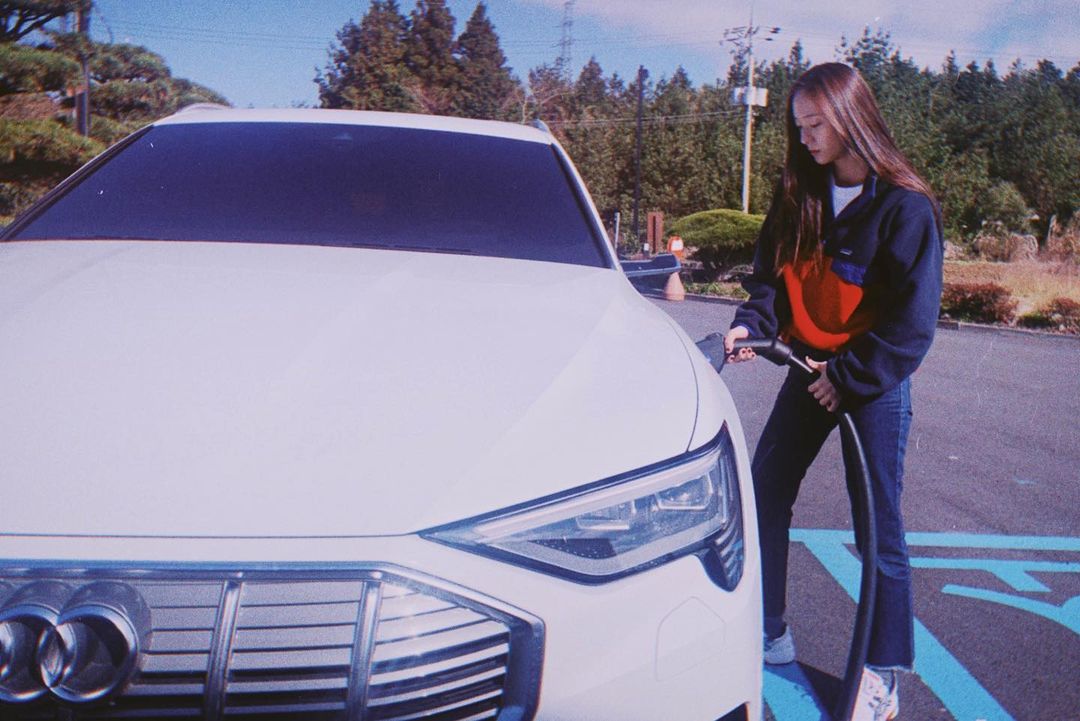 jfuoy's tweet photo. Girlfriend Soojung with her favourite Audi. 

https://t.co/ore8tP3rgn