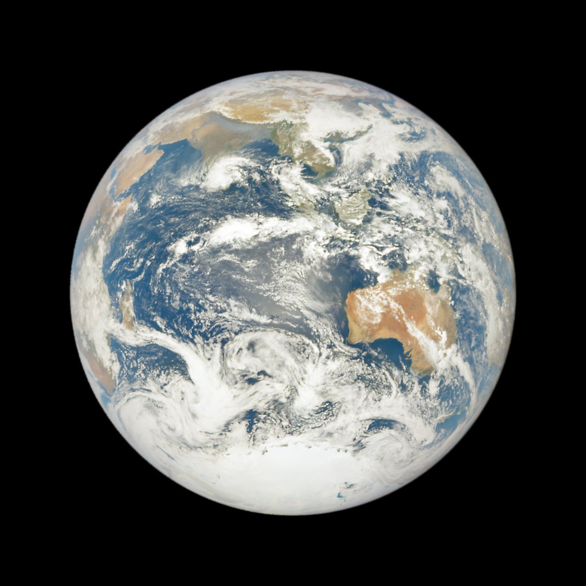 AgamiLight_'s tweet photo. Image de la terre par dscovr_epic : 05:27 on Thursday December 3rd, over the Indian Ocean https://t.co/UjsShsZIv4 (via Twitter https://t.co/owdEZCGteA) https://t.co/x0Zq4581du