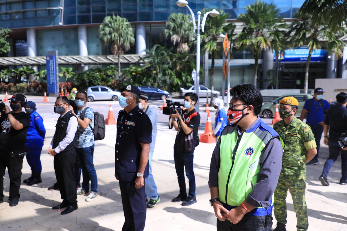 relamalaysia's tweet photo. Majlis Penyerahan Kit COVID-19 Kepada Frontliners Sempena Hari Kesukarelawanan Belia Malaysia 2020 anjuran Kementerian Belia &amp; Sukan(KBS) sebentar tadi.
Pengarah Bahagian Operasi, Tn Mohamad Razib Buhaini mewakili Jabatan Sukarelawan Malaysia(RELA) telah hadir ke majlis tersebut. https://t.co/3h8HLmVsCj