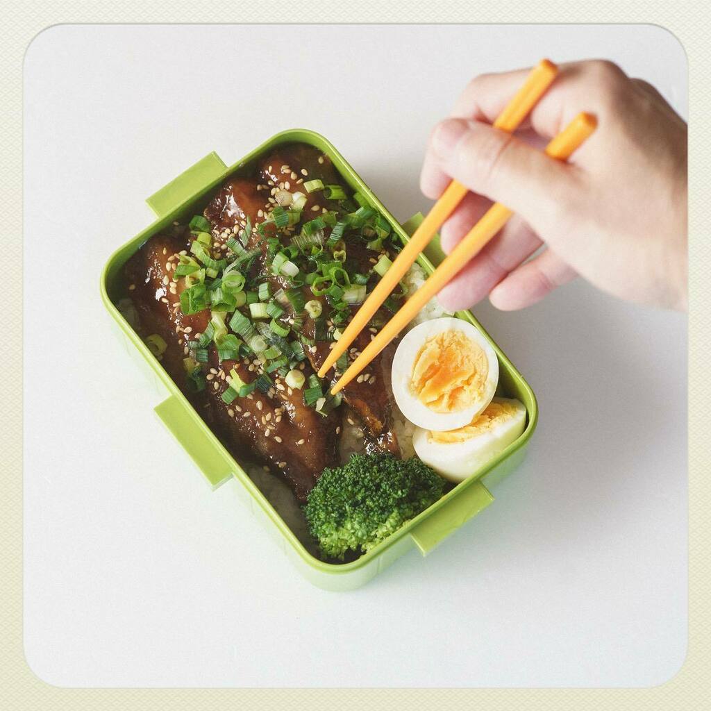 TadakatsuMisaki's tweet photo. Sat.12.05.2020 today's #obento #bento #lunchbox #お弁当 #弁当 #嫁弁 #yomeben #AdobeLightroomCC #foodphotography #foodpics #japanesefood #obentolighting #BentoExpo #flatray #イワシかば焼き丼 #煮抜き #ブッコロリ
Instagram >> https://t.co/HBzUAgrlho https://t.co/vxKQpuZGYU