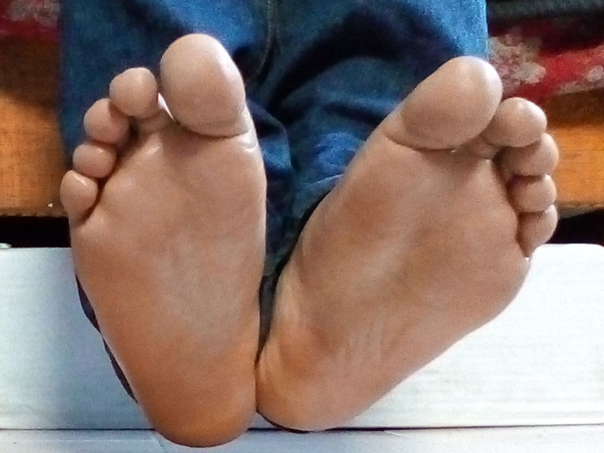 wolfoots's tweet photo. My feets With Oil

I use many products to take care of my feet, one of them is baby oil, as it leaves them soft and relaxes me.

#barefoot #barefeet #foot #feet #pies #pie #descalzo #toes #sole #fotography #fotografia #pic #male #hombre https://t.co/NfzQsSyceq