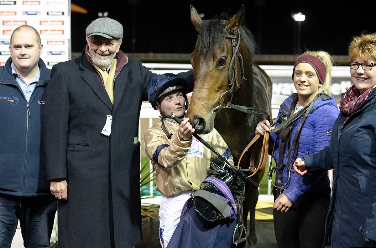 HambletonRacing's tweet image. A #Throwback to this Saturday last year &amp;amp; Maystar with connections after winning the @awchamps qualifier @WolvesRaces. Such a shame the finals couldn’t go ahead earlier this year! #Sprinter #Mayson #Winner #HappyOwners 🏇🏼💛💙😀