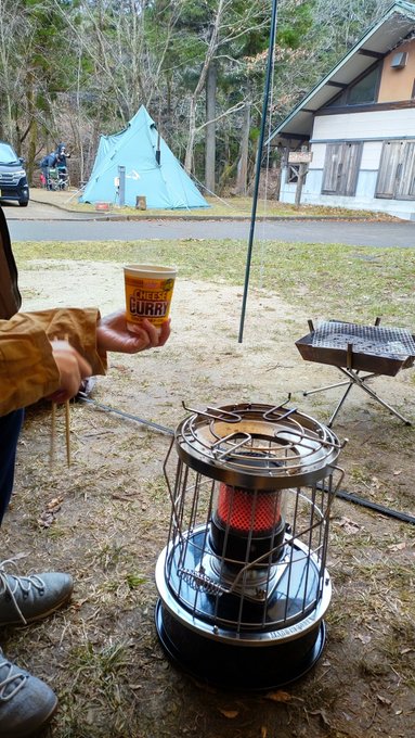 雨の日に焚き火はできる 方法やコツ おすすめの難燃素材タープを紹介 キャンパーズ