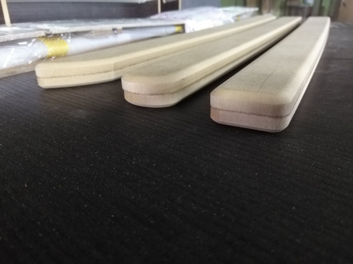 ShinnjouEi's tweet image. #lostedge が盛り上がっているので
#samuraiedge  からも話題をひとつ…

見処は一本通った刃紋と、美しい鋒(きっさき)。
カメラのアップにも余裕で耐えます。
また、展開性の高さを生かして短刀の試作も。
そして鞘！
小尻の形はまだ調整中ですが、好きな形はありますか…？
#AstralArts