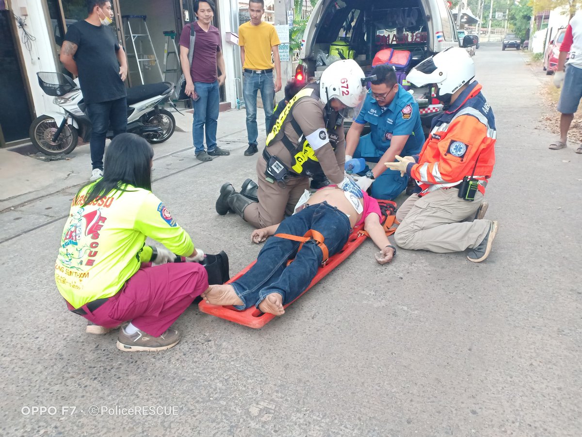 fm91trafficpro's tweet photo. 5 ธ.ค. 63 ด.ต. เจริญ จันทร์รักษ์ ผบ.หมู่ จร.สภ.เมืองอุดรธานี รับแจ้งเหตุ คนถูกไฟฟ้าช็อต ไม่มีสัญญาณชีพ ในซอยจินตคาม เมื่อถึงที่เกิดเหตุจึงนำเอาเ��รื่อง AED ที่มีอยู่ที่รถจักรยานยนต์ และเริ่มให้การช่วยเหลือผู้บาดเจ็บตามขั้นตอน เพื่อรอรถกู้ชีพมาสนับสนุนในที่เกิดเหตุ #ตำรวจทำดี #FM91 https://t.co/2L78R8de3A