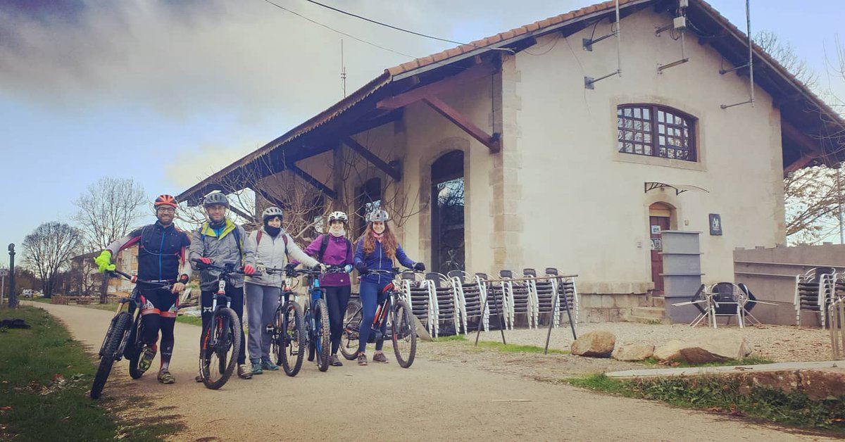 ¿Qué hace frío?🥶 Pues ponemos la "calefacción" en las bicis y pa'lante, que para eso está "la eléctrica" 😉

Nos encantan las valientes que vienen a disfrutar del #ValleDelAmbroz y su #naturaleza en #ebikes 

#bicicletasalquiler #btthervas #alquilerbtthervas #viaverdedelaplata