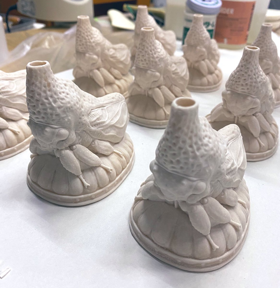 gohosha's tweet photo. イチリンザシツノゼミ制作中…
#2020いえもにあ にてご注文くださった皆さま、今しばらくお待ちください🍂 https://t.co/FLtleatDvy