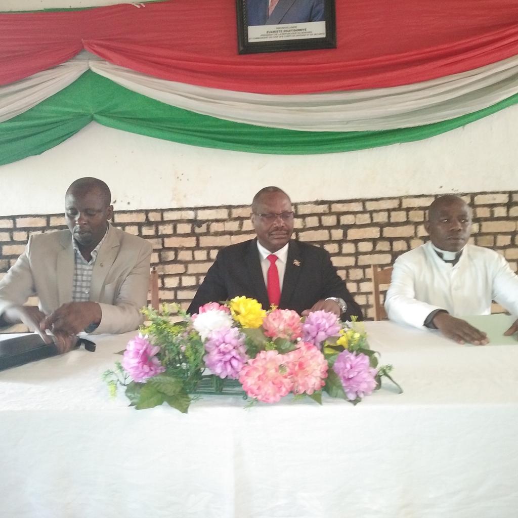KayanzaProvince's tweet photo. #Burundi Les natifs de la commune #Muruta in @KayanzaProvince se réunissent ce samedi en zone #Nkonge pour échanger sur le développement de leur commune. Parmi les natifs présents à cette rencontre figurent @DRurema @BMineagrie et le D.G au @MininterInfosBi chargé du rapatriement https://t.co/qEUicC8rJT