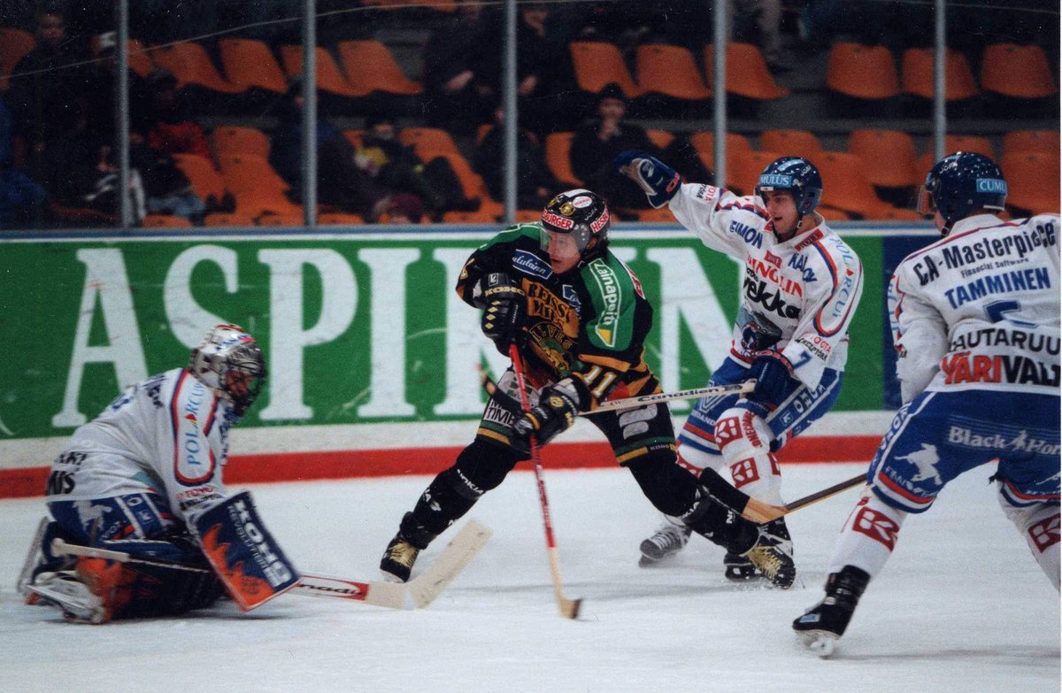 Kausina 1992-1993, 1995-1997 ja 1998-2000 Ilvestä edustanut Mika Arvaja tänään 50 vuotta. Onnittelut! 🎂

Hyökkääjä teki #Ilves-paidassa 252 runkosarjaottelussa tehot 67+81=148 ja 22 pudotuspeliottelussa 3+5=8. 

📝 Pelaajakortti: bit.ly/33LLeEQ

#IlvesHistoria #Liiga