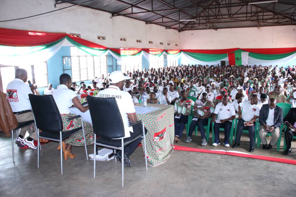 nancymutoni's tweet photo. J'ai eu l'honneur de porter ce samedi le message de la représentation légale de notre Parti @CnddFdd aux Bagumyabanga de la province Muyinga. Je les ai félicité pour la large victoire remportée aux élections et les ai exhorté pour se préparer pour les prochaines sans distraction. https://t.co/wUD7V77DLC