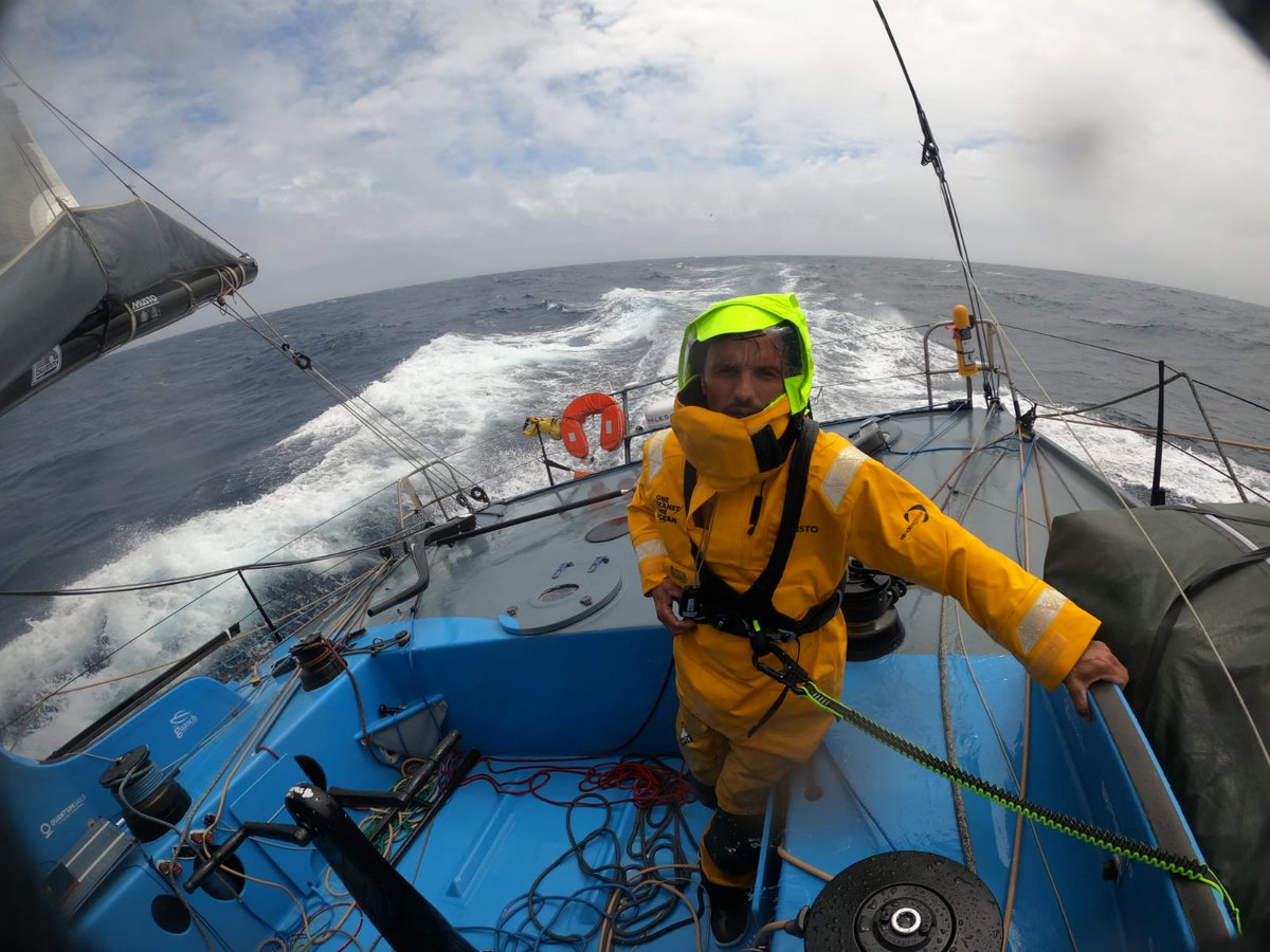 didaccostaVG's tweet photo. En la #VendéeGlobe, no hay nada más importante que la seguridad del skipper. Elementos como el arnés y la línia de vida son imprescindibles cuando se navega en solitario. 

Por eso estamos tan agradecidos de poder contar con @sigueausmar como pártner técnico 

#ausmar #duarry https://t.co/Qa76gCgfKS