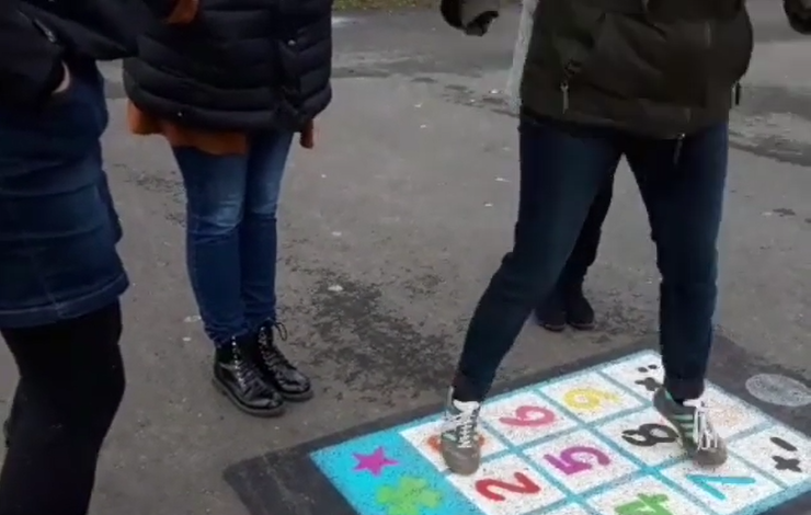 Rekenbootcamp's tweet photo. In Wormerland gaan leerkrachten voortaan regelmatig naar buiten met hun leerlingen om de tafels te stampen. Bij elke school ligt zo'n gave #FOON op het schoolplein of op een plein in de buurt. #BeweegrouteWormerland https://t.co/Od6GJ7045V