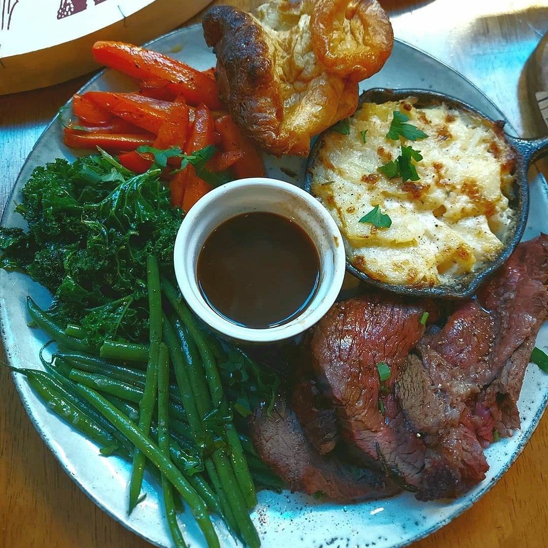 Book your Sunday roast !!